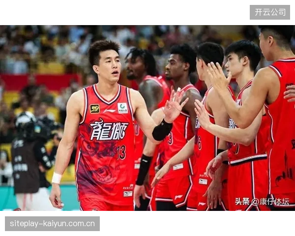 CBA休赛期将迎来交易大潮,郭艾伦、阿不都沙拉木等13名顶薪球员合同到期引发市场博弈。 CBA休赛期将迎来交易大潮,郭艾伦、阿不都沙拉木等13名顶薪球员合同到期引发市场博弈。